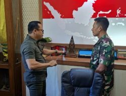 Agus Mujayanto melaksanakan silaturahmi dengan Komandan Batalyon Infanteri 406/Candra Kusuma (Danyon 406/CK) Letkol Inf Solikin, S.I.P.